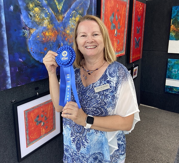 Anya McManis with award at Castle Rock Art Fest